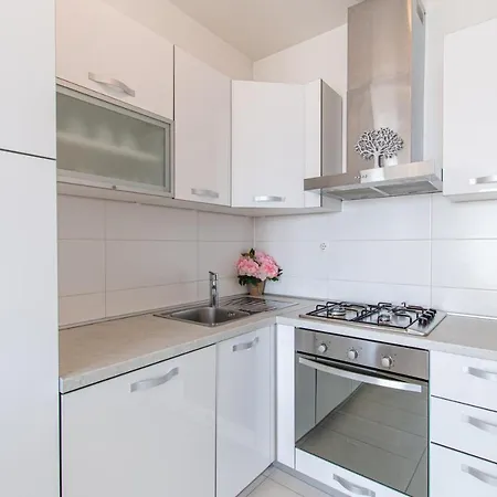 Apartments Repinc 32: Modern Zagreb Stay with EV Charging Exterior photo