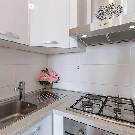 Apartments Repinc 32: Modern Zagreb Stay with EV Charging Exterior photo